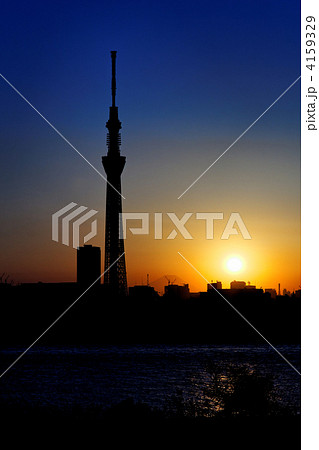 夕焼けの東京スカイツリーと富士山 夕焼けの東京スカイツリーと富士山 4159329