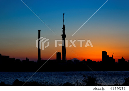 夕焼けの東京スカイツリーとビル街と富士山 4159331
