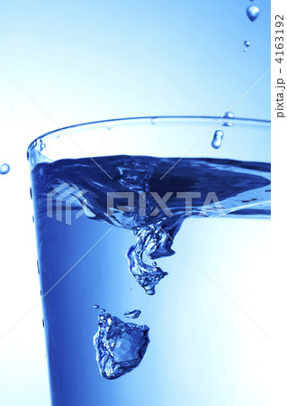 水滴が飛ぶ瞬間 4163192