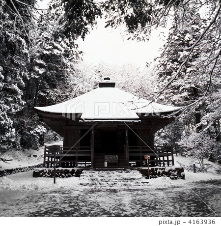 平泉中尊寺、雪の経堂の写真素材 [4163936] - PIXTA