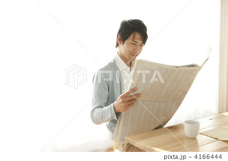 新聞を読む男性 4166444