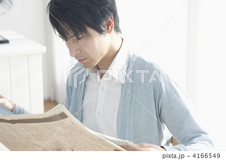 新聞を読む男性 4166549