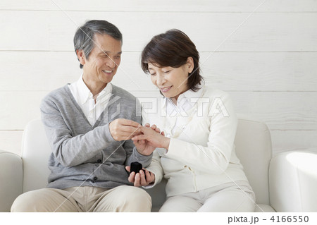 指輪をプレゼントする父 4166550
