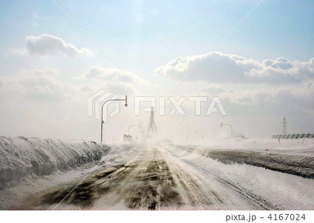 地吹雪　冬の道 4167024