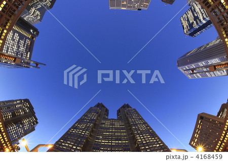 薄明時の西新宿夜景　魚眼レンズ使用 4168459