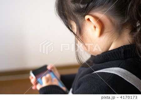 スマートフォンと子供 4170173