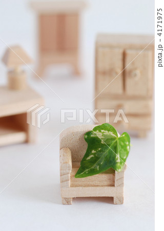 ミニチュアの家具と葉 ミニチュアの家具と葉 4171975