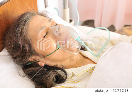 酸素マスク 中高年 女性の写真素材