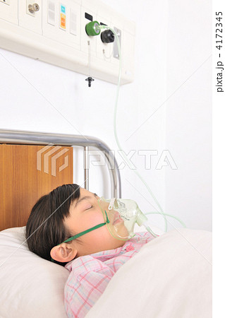 酸素マスク 女の子 子供の写真素材