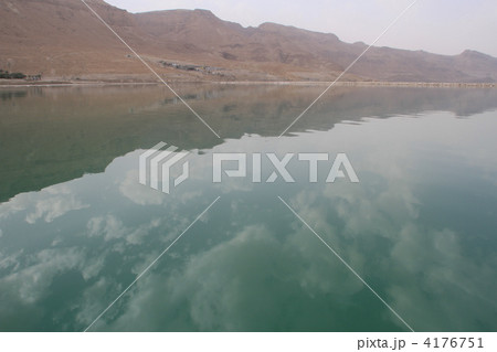 イスラエル死海 海中の塩 イスラエル死海 海中の塩 4176751