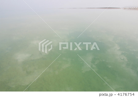 イスラエル死海　海中の塩 4176754