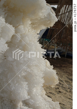 イスラエル死海　海中の塩 4176757