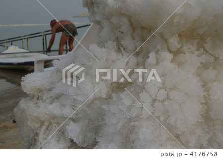 イスラエル死海 海中の塩 イスラエル死海 海中の塩 4176758