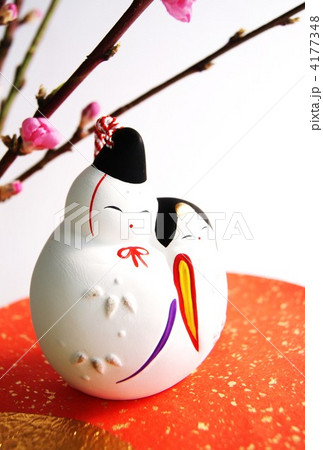 陶器抱え雛・千代紙に桃の花縦位置 4177348