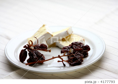 枝付きレーズンとバラカ（白カビ系チーズ） 4177793