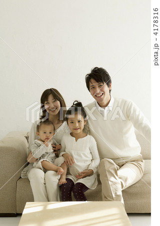 ソファーでの家族の団らん ソファーでの家族の団らん 4178316