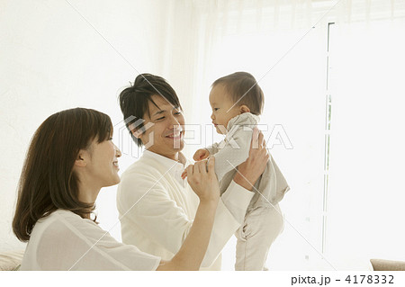 子どもを抱き上げる親 子どもを抱き上げる親 4178332