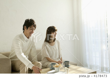 携帯電話を使う夫婦 4178473