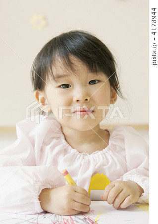 お絵描きする園児 お絵描きする園児 4178944