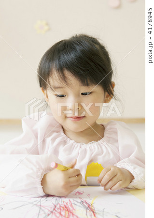 お絵描きする園児 4178945