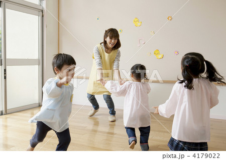 仲良く遊ぶ先生と園児 4179022