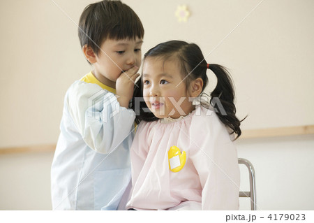 内緒話する園児 内緒話する園児 4179023