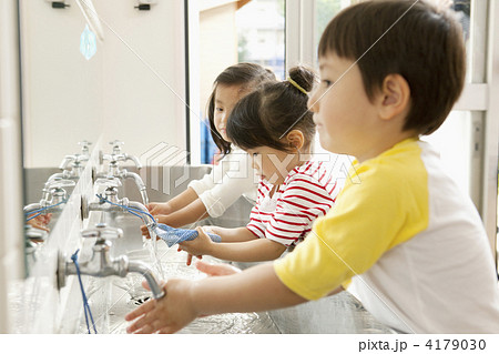 手を洗う子供の写真素材