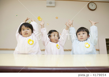 万歳する園児 4179054