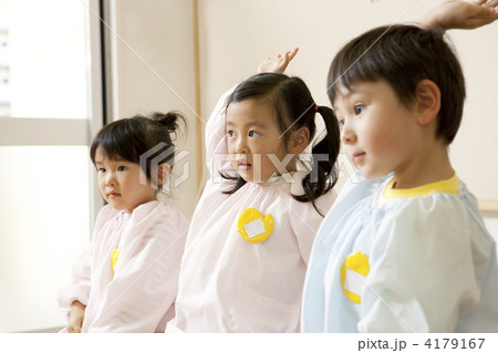 手を挙げる園児 4179167