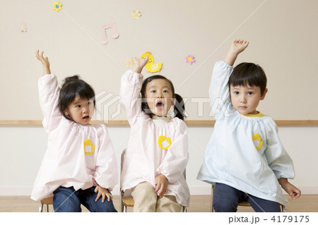 手を挙げる園児 手を挙げる園児 4179175