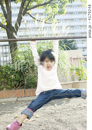 鉄棒する女の子 鉄棒する女の子 4179248