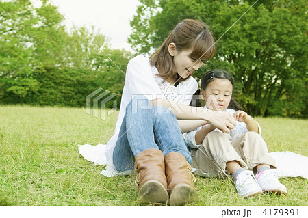 子供を抱きかかえる母 4179391