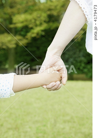 手をつなぐ大人と子供の写真素材