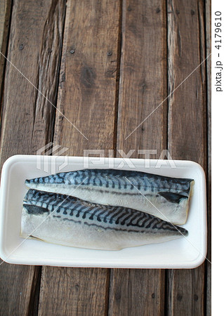 食品トレーに乗せたサバの切り身　塩サバフィーレ 4179610