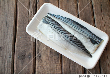 食品トレーに乗せたサバの切り身　塩サバフィーレ 4179613