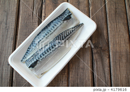 食品トレーに乗せたサバの切り身 塩サバフィーレ 食品トレーに乗せたサバの切り身 塩サバフィーレ 4179616