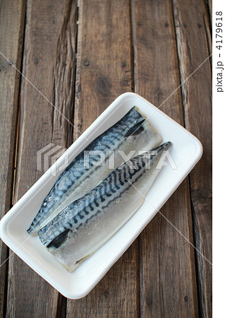食品トレーに乗せたサバの切り身　塩サバフィーレ 4179618