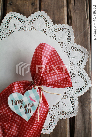 プレゼント　簡易の袋ラッピングとハートのカード 4179652