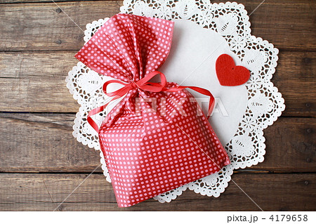 簡易の袋ラッピングとハートのフエルト　プレゼント 4179658