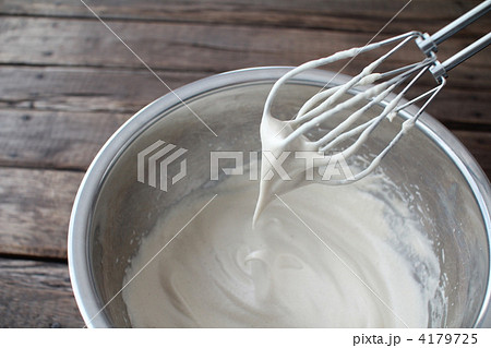 電動ミキサーでホイップしたキビ砂糖を使ったメレンゲ 4179725
