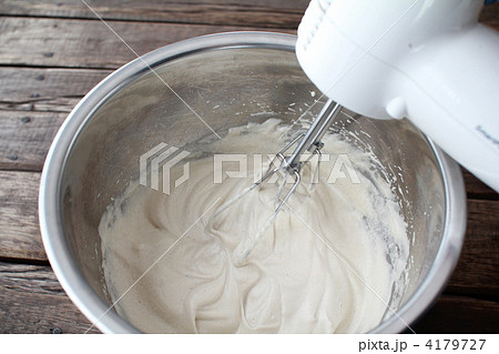 きび砂糖を使ったメレンゲ　電動ミキサーとステンレスボウル 4179727