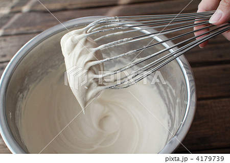 きび砂糖を使ったメレンゲ ホイッパーを持つ手 きび砂糖を使ったメレンゲ ホイッパーを持つ手 4179739