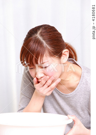 吐き気を催す女性 吐き気を催す女性 4180681
