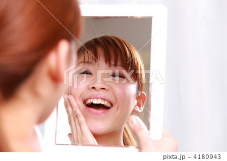美肌効果に喜ぶ女性 4180943
