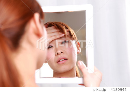 体調の悪い女性 4180945