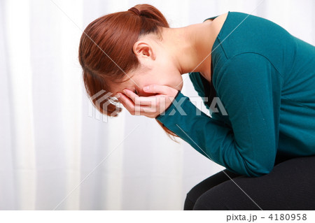 悲嘆に暮れる女性 4180958