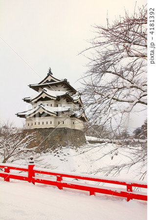 雪の弘前城（縦） 4181392