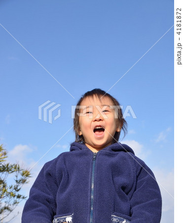 青空バックに笑顔の男の子 4181872