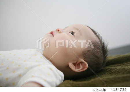 生後６ヶ月の赤ちゃん 横顔の写真素材