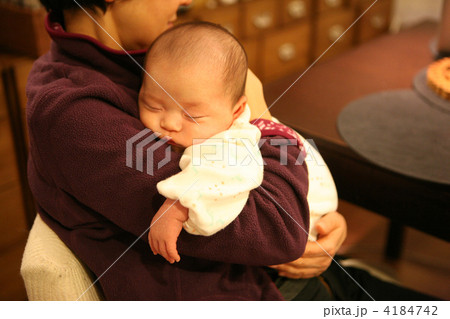 生後2ヶ月の赤ちゃん 生後2ヶ月の赤ちゃん 4184742